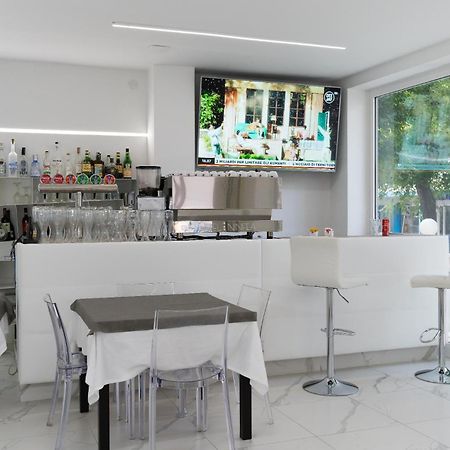 Hotel Ninfea Cattolica Exterior photo